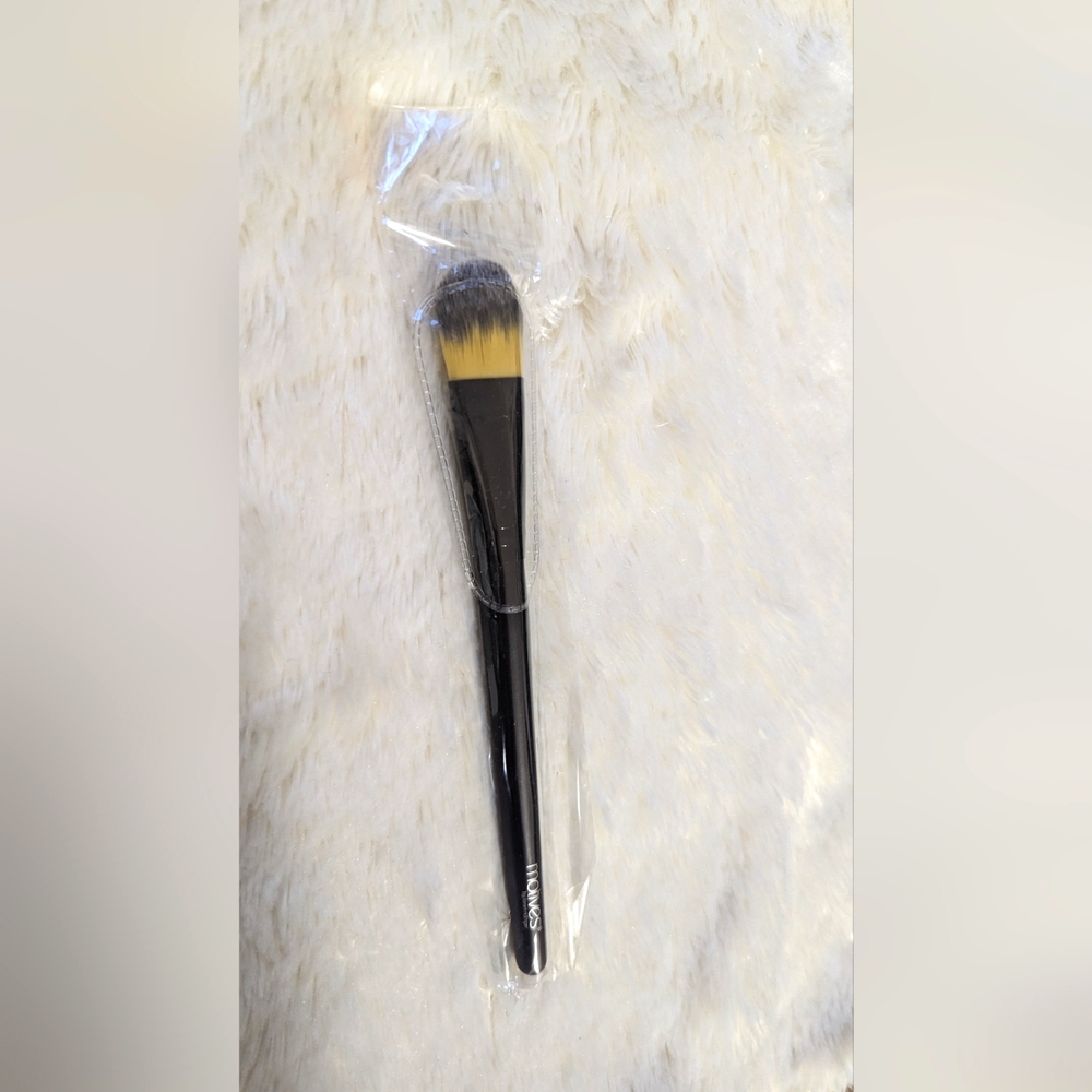 Motives Make Up Foundation Brush NEW